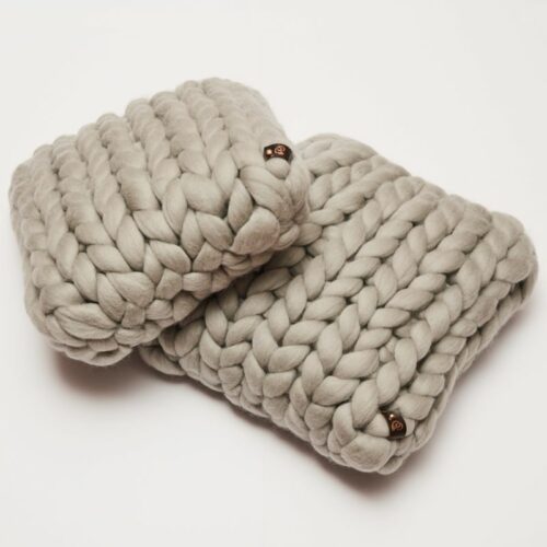 kvadratni jastuk od vune sive boje